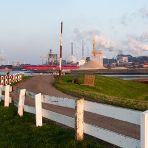 Noordersluisweg IJmuiden met uitzicht op Tata, hoogovers