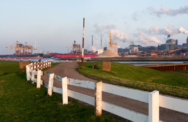 Noordersluisweg IJmuiden met uitzicht op Tata, hoogovers