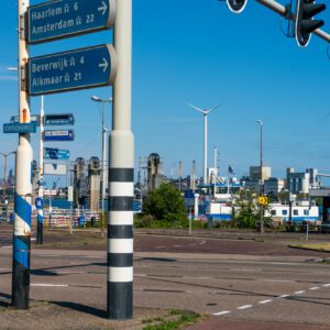 Zicht op verkeersborden en pont, Stationsweg, IJmuiden, 2022
