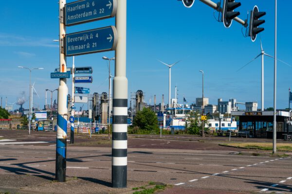 Zicht op verkeersborden en pont, Stationsweg, IJmuiden, 2022