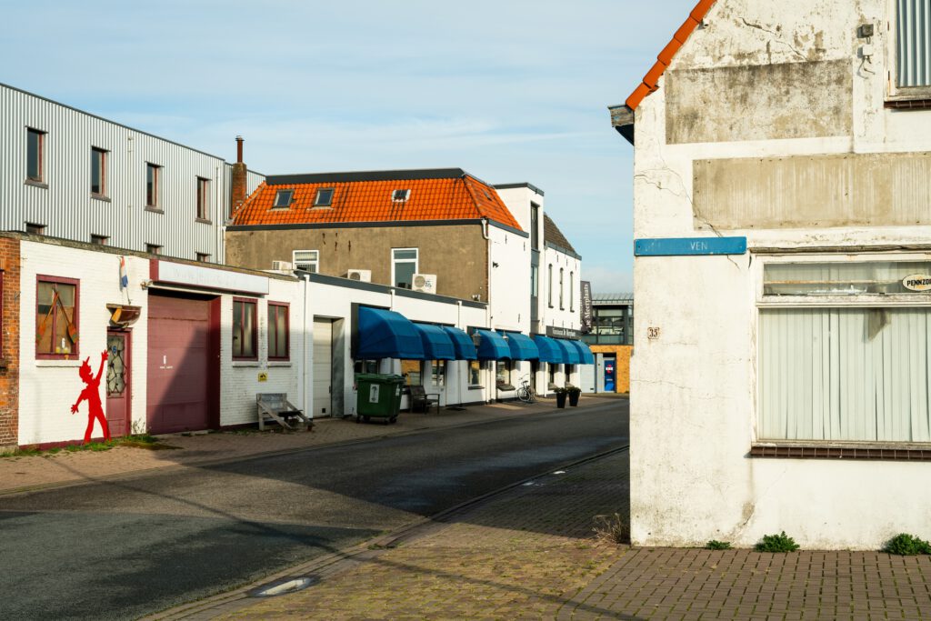 Middenhavenstraat in het havengebied van IJmuiden, 2020, Noord-Holland - Fotografie poster A2 door Niek de Greef