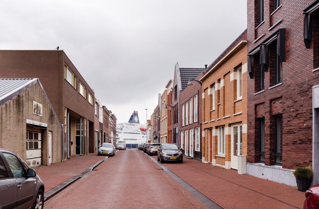 Frogerstraat, IJmuiden, 2019, met de ferry op de achtergrond, Noord-Holland - Fotografie poster A2