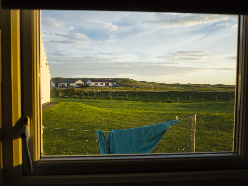 Maghery, Ierland uitzicht vanuit een raam op de kust - Fotografie poster A2 door Niek de Greef