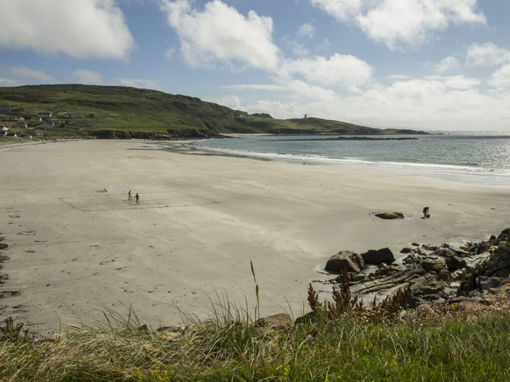 Uitzicht over het strand van Maghery, Denegal, Ierland - Fotografie poster A2 door Niek de Greef