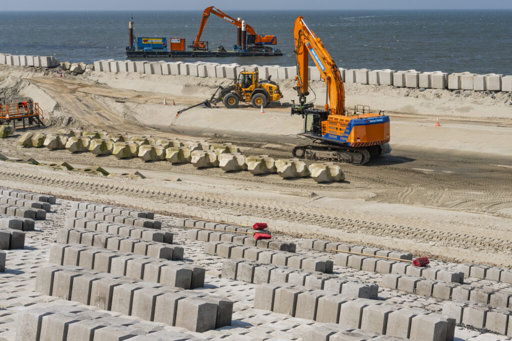 Rijkswaterstaat en consortium Levvel werken aan dijkverzwaring van de afsluitdijk. Fotografie door Niek de Greef.