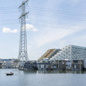 Roeier bij Amtserdam Steigereiland, Noord-Holland - Fotografie poster A2 door Niek de Greef