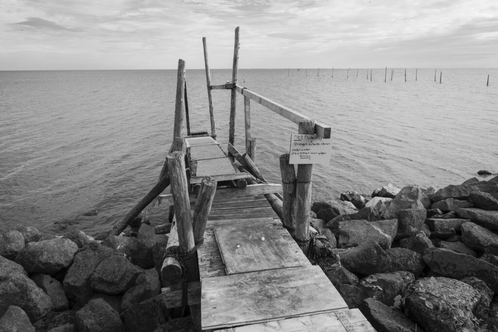 Andijk, steiger langs de dijk bij het ijsselmeer, Noord-Holland - Fotografie poster A2 door Niek de Greef