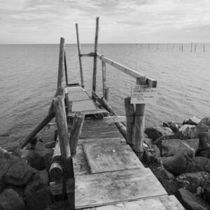 Andijk, steiger langs de dijk bij het ijsselmeer, Noord-Holland - Fotografie poster A2 door Niek de Greef