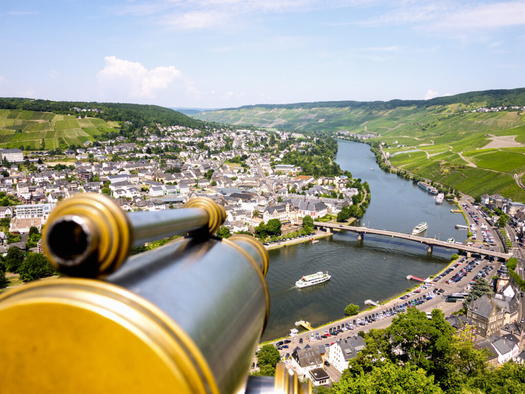 Uitzicht over de moezel bij Bernkastel-Kues, Duitsland - Fotografie poster A2 door Niek de Greef