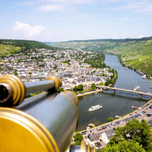 Uitzicht over de moezel bij Bernkastel-Kues, Duitsland - Fotografie poster A2 door Niek de Greef