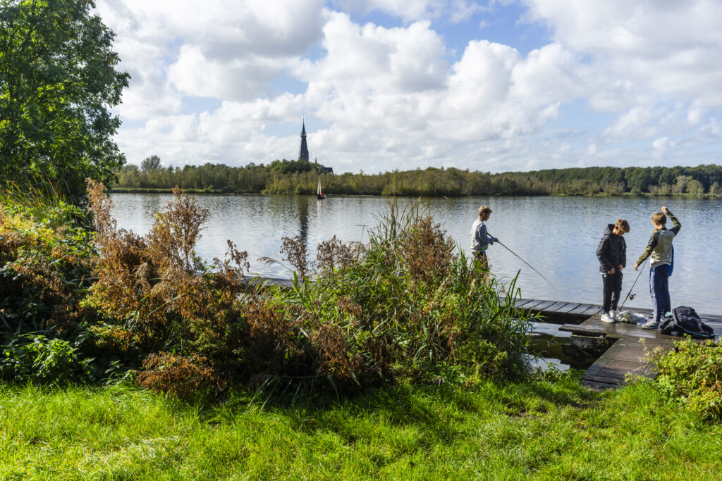 de poel, amstelveen, jongens aan het vissen, Noord-Holland - Fotografie poster A2
