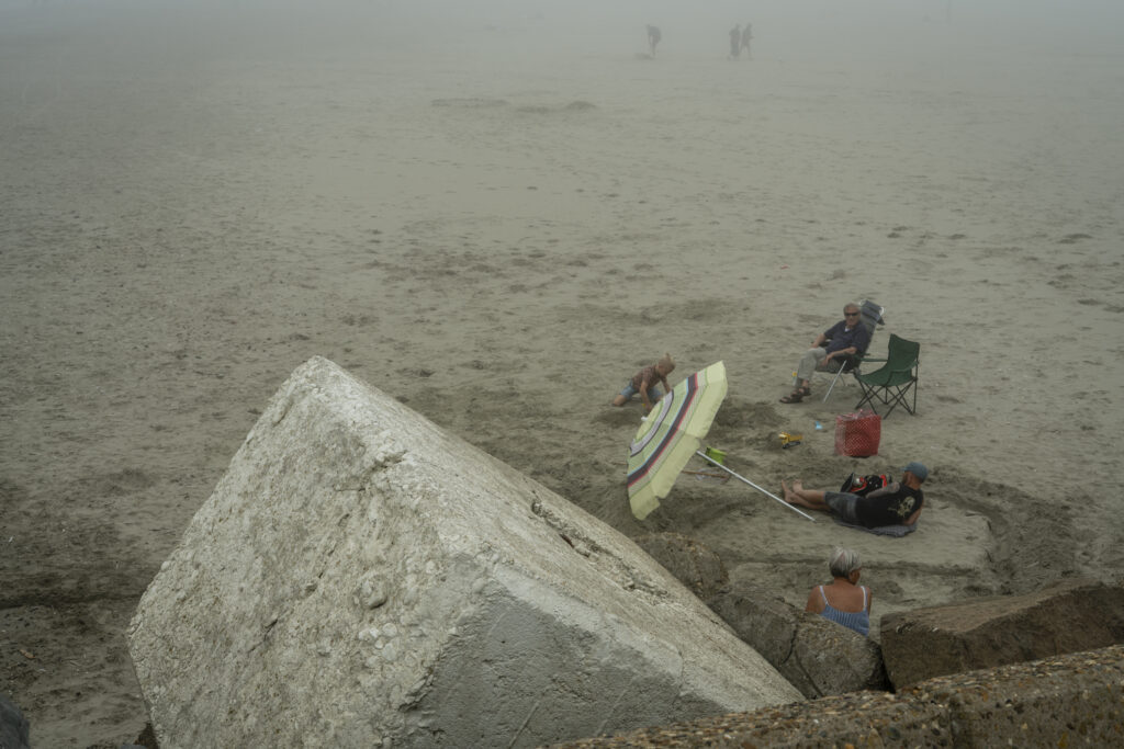 een mistig strand bij velsen-zuid, , Noord-Holland - Fotografie poster A2