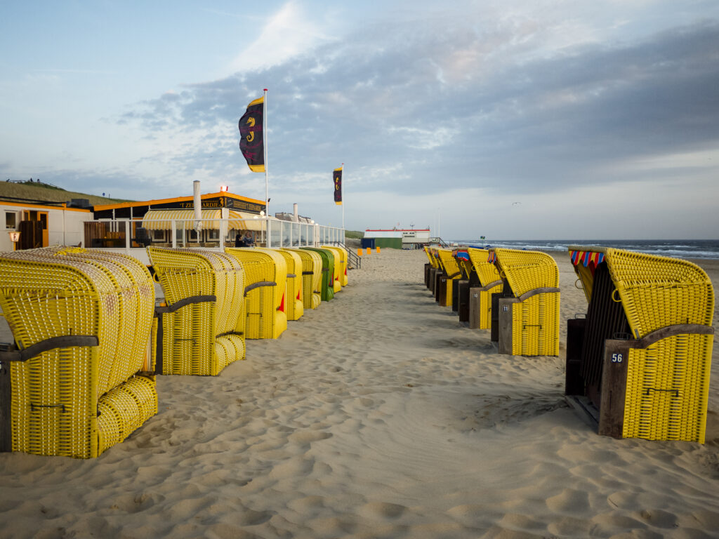 egmond aan zee gele strandstoelen aan het strand - fotografieposter Niek de Greef