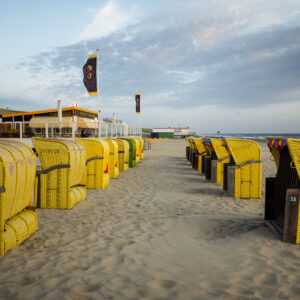 egmond aan zee gele strandstoelen aan het strand - fotografieposter Niek de Greef