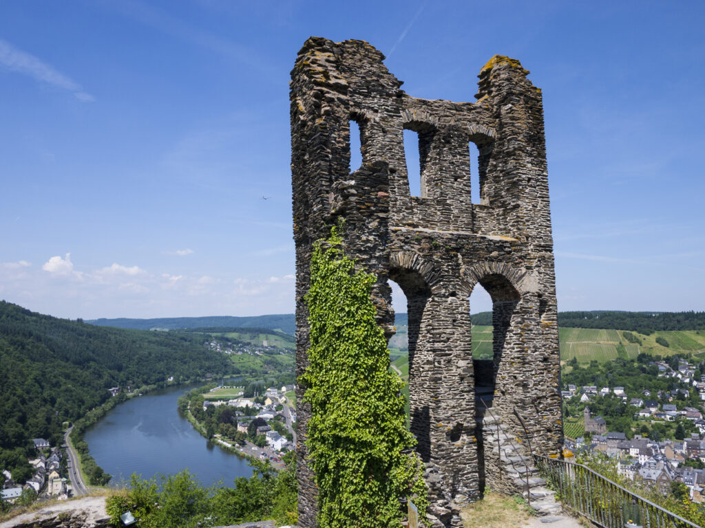 Grevenburg ruïne langs de moezel bij Traben-Trarbach, Duitsland