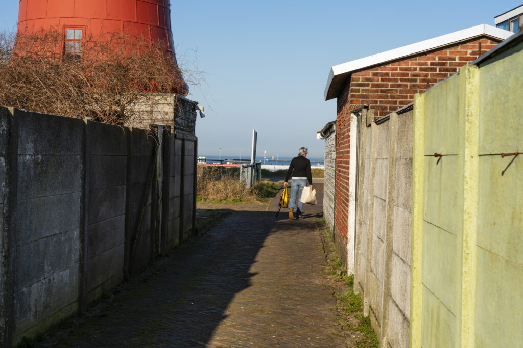 Uitzicht op Lage vuurtoren bij IJmuiden, Noord-Holland - Fotografie poster A2 door Niek de Greef