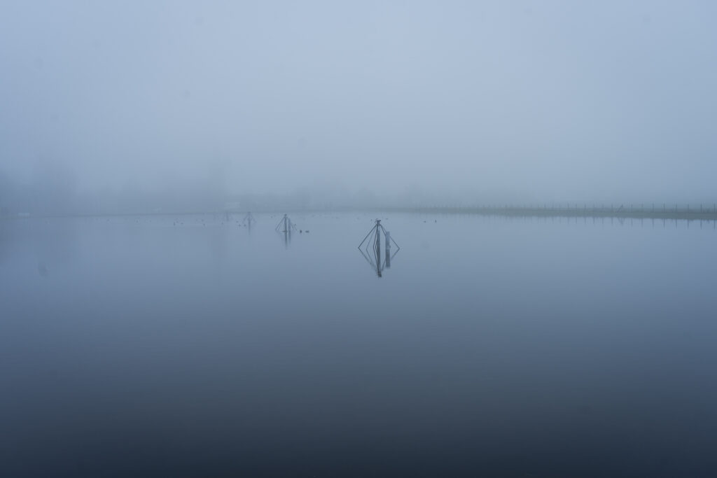IJsclub Spanbroek-Opmeer in winterse mist, Noord-Holland - Fotografie poster A2 door Niek de Greef