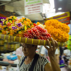 Thaise vrouw met offerbloemen op een markt in Bangkok, Thailand - Fotografie poster A2 door Niek de Greef
