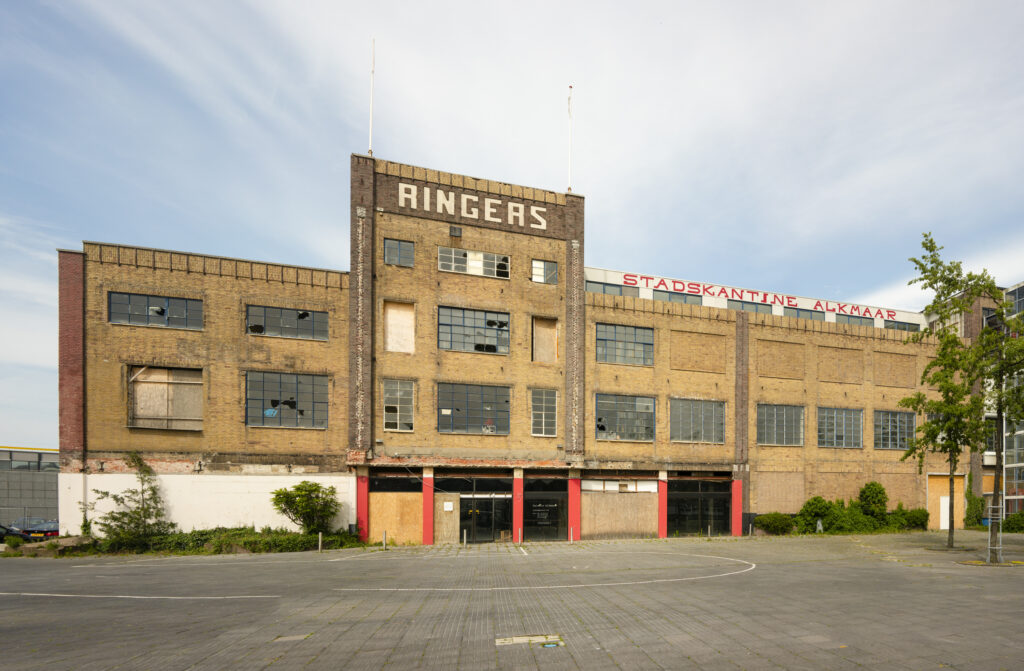 Ringers fabriek in originele staat voor deze werd verbouwd, Noord-Holland - Fotografie poster A2 door Niek de Greef