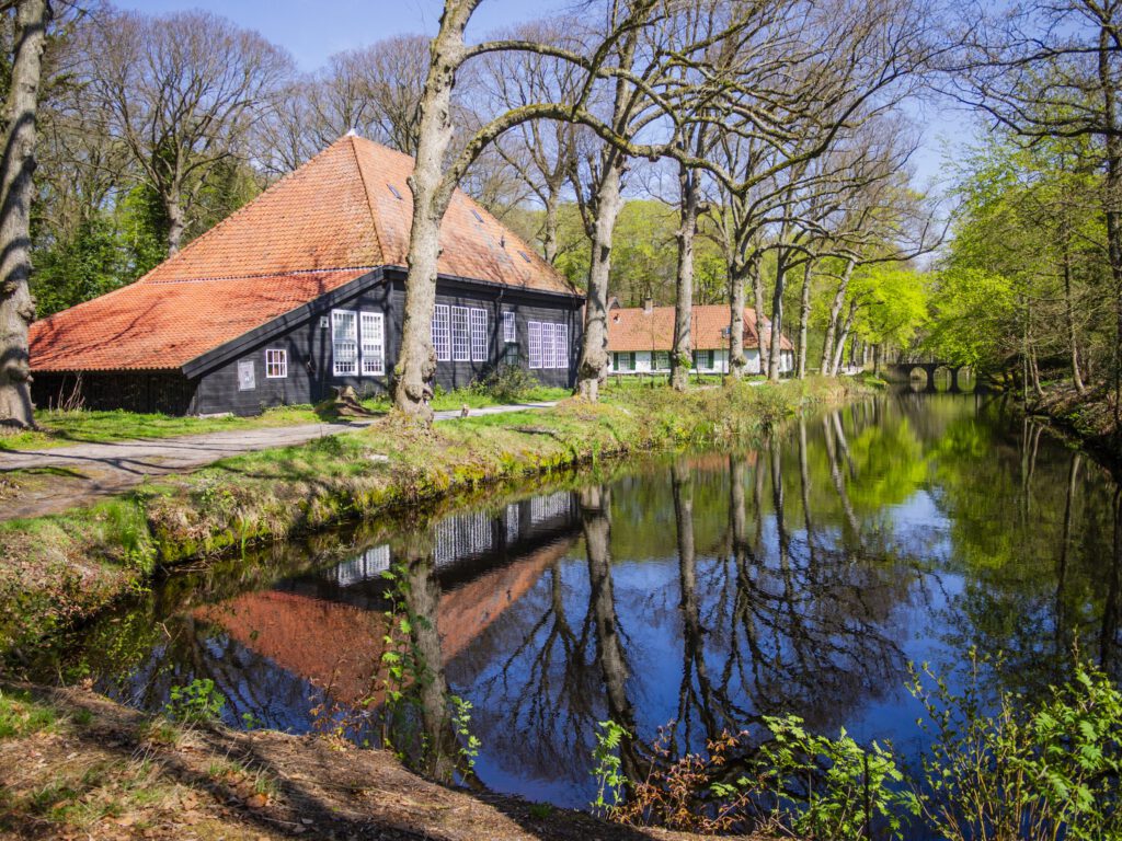't Oude Hof in Bergen, Noord-Holladnd bij de Zwarte Schuur, fotografie Niek de Greef